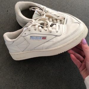 Reebok cream sneakers size 6 1/2 fits 7 US
